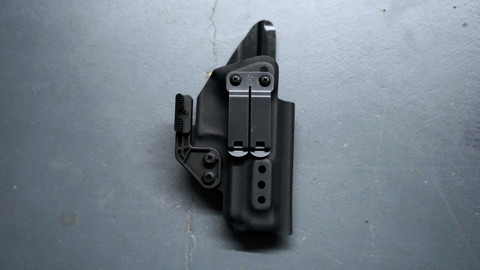 AVRT IWB (RH): Echelon C/F, No Light, Black